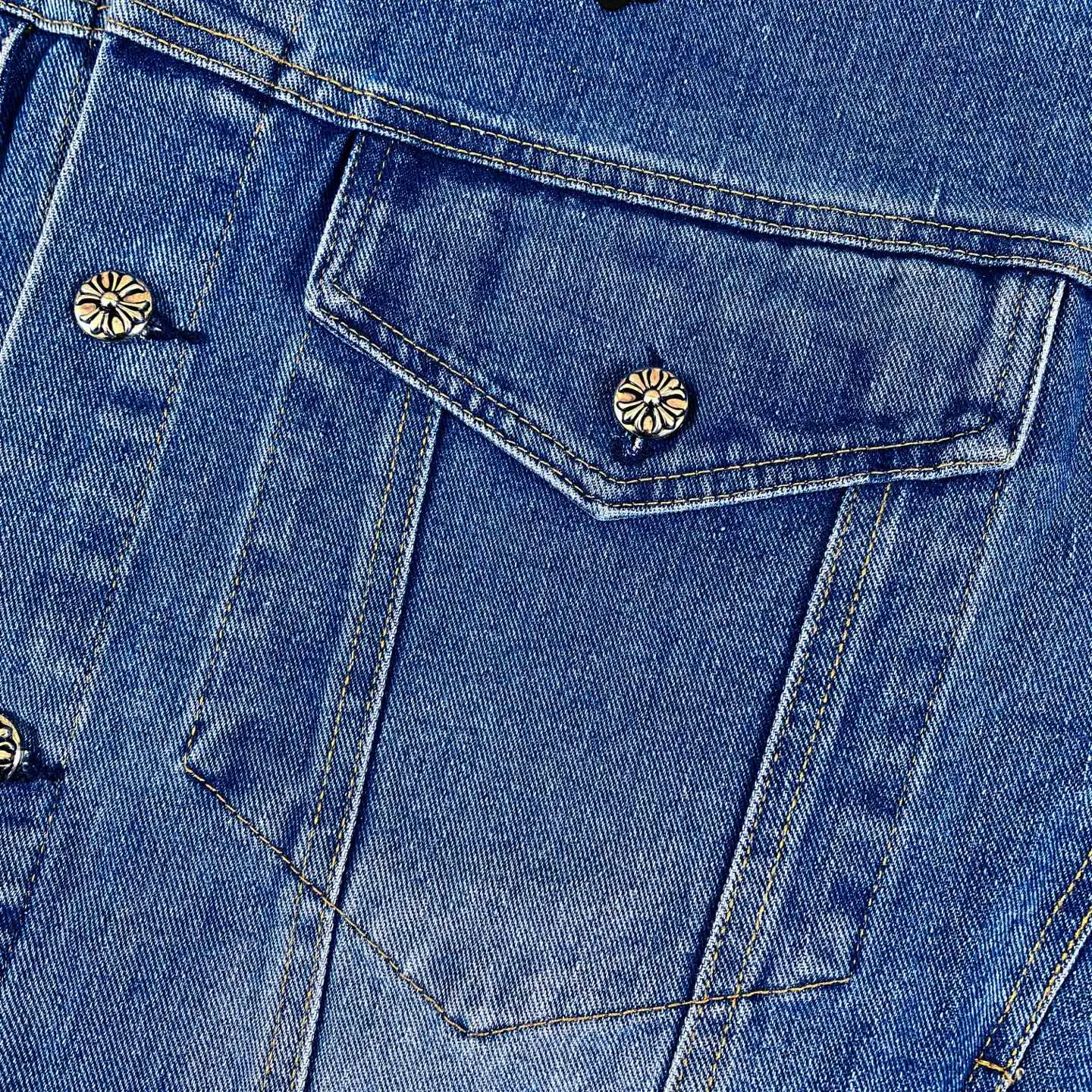 🅿️360 Chrome Hearts Chrome Hearts logo heavily embroidered leather classic couple style washed denim jacket. Super popular style is here. The best item for this weather is cool oversize style. The classic cross white logo is all over the whole dress, and the cross leather label on the back is the finishing touch. It is full of personality without being exaggerated. It is a perfect versatile style for spring and summer! It is made of 100% denim cotton fabric with heavy thread count and washed with water to ensure a stiff and tough shape while being comfortable and breathable against the skin. The high-density embroidery of Sanskrit letters is ultra-exquisite. The original molded custom buttons, large cross leather label, and Krossin silver details are all luxurious! Casual and loose fit, lazy and casual, the same style for men and women. It is very trendy to match it with sweatpants and wide-leg pants casually. The focus is on versatility. It can be used as a jacket in spring and autumn. It is amazing. Size: M–XL Color: Blue